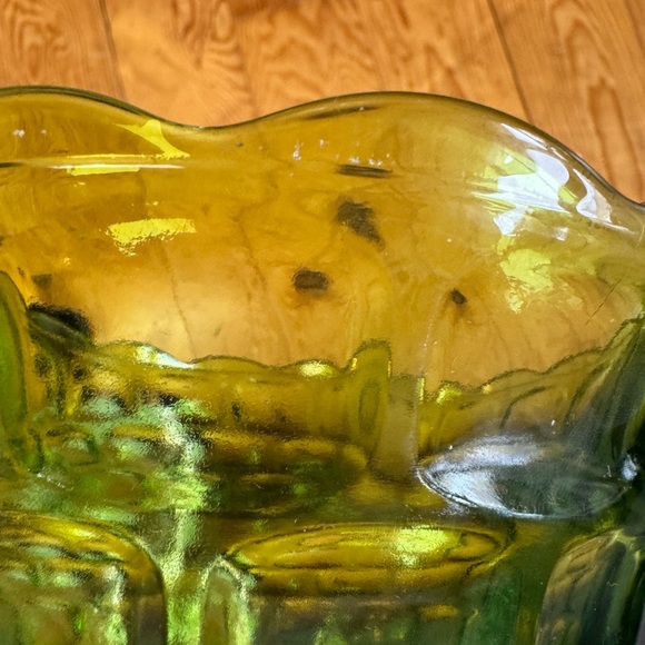 Midcentury beautiful green Colonial Yorktown patterned glass vase. - Picture 7 of 7